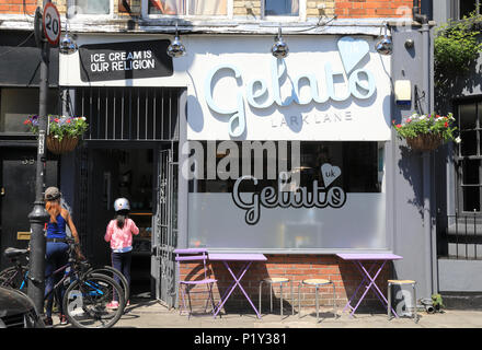 Schrullig und böhmischen Geschäfte, Cafés und Restaurants säumen Lark Lane aus Sefton Park, in Liverpool, Großbritannien Stockfoto