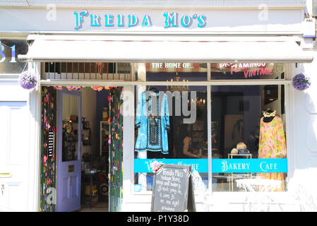 Schrullig und böhmischen Geschäfte, Cafés und Restaurants säumen Lark Lane aus Sefton Park, in Liverpool, Großbritannien Stockfoto