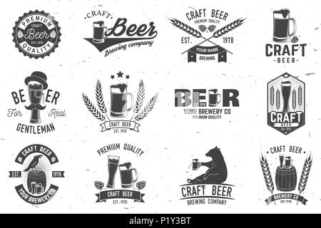 Satz von Handwerk Bier Abzeichen mit Hopfen, Raven und Tragen. Vector Illustration. Vintage Design für eine Bar, ein Pub und ein Restaurant. Untersetzer für Bier. Stock Vektor