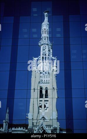 Die (Barrio de) Salamanca; Kirche La Concepción rflected an einem modernen chrystal Fassade. Stockfoto