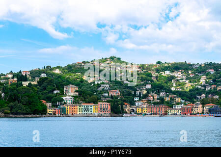 Küste von Santa Margherita Ligure gesehen von der Fähre Stockfoto