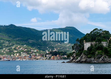 Santa Margherita Ligure gesehen vom Meer mit dem Castello di Punta Pagana Stockfoto