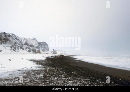 Einen dramatischen Blick auf den schwarzen Sand Strand Reynisfjara in Vik, South Island. Ring Road reisen. Europa. Stockfoto