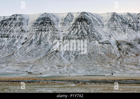 Einen atemberaubenden Blick auf einige Isländische hoch und schwarzen vulkanischen Berge im Winter. Island, Europa. Stockfoto