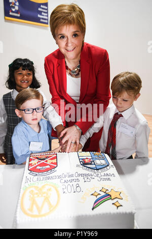 Erster Minister Nicola Sturgeon schneidet den Kuchen mit Studenten, als sie die neue Largs Campus Schulgebäude wird geöffnet. Stockfoto