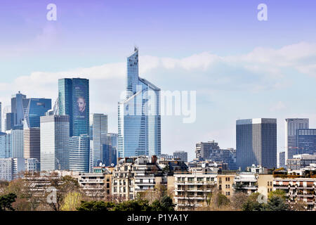Paris, 16. Bezirk. Bois de Boulogne. Garten der Akklimatisierung. Stiftung Louis Vuitton. Architekt Frank Gehry. Die Verteidigung, da eine der Terrassen der Stiftung gesehen. Der Garten der Akklimatisierung mit im Vordergrund. Stockfoto