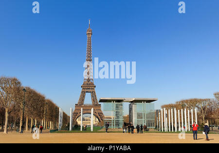 Frankreich, Paris, Champs de Mars, dem Eiffelturm und der Mur de la Paix (Freiheit). Stockfoto