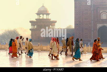 Indien, Agra, Taj Mahal, Inder an der ersten Ampel vor der Besucherpavillon Stockfoto