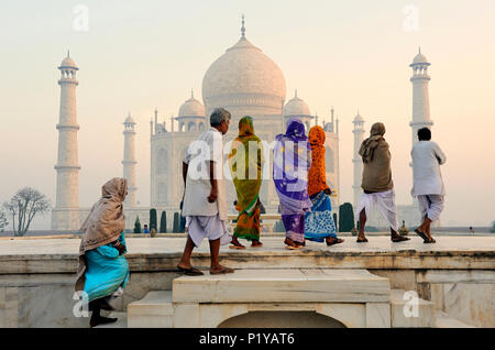 Indien, Agra, Taj Mahal, Idians an der ersten Ampel vor dem Taj Mahal Stockfoto