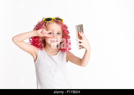 Farbige wellenförmige Krankenhausinfektionen. Ombre. Kleines, modernes Hipster girl in Mode Kleidung, selfie. Studio Stockfoto