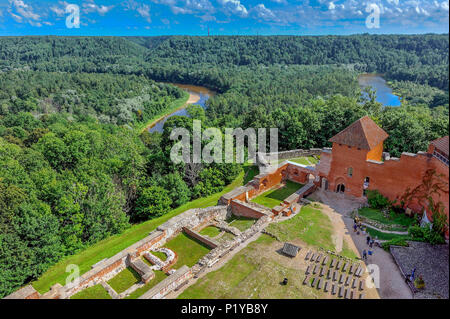 Lettland, Gauja Nationalpark, Backsteingotik Burg Turaida dominieren den Wald Stockfoto