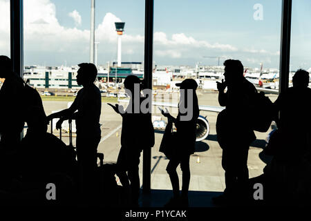 LONDON - 27. MAI 2018: die Leute von Windows mit dem Flugzeug am Flughafen London Heathrow warten Stockfoto