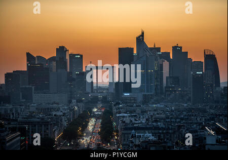 Frankreich, Ile de France, Paris, 8. Bezirk, Nachtansicht der Verteidigung Bezirk vom Arc de Triomphe Stockfoto