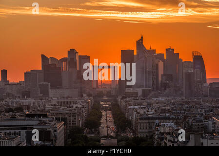 Frankreich, Ile de France, Paris, 8. Bezirk, Nachtansicht der Verteidigung Bezirk vom Arc de Triomphe Stockfoto