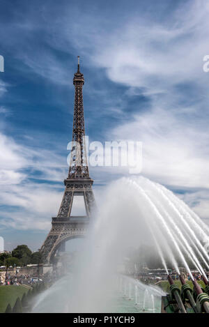 Frankreich, Ile de France, Paris, 16. Bezirk, der Eiffelturm und der Brunnen in den Trocadero Gärten Stockfoto