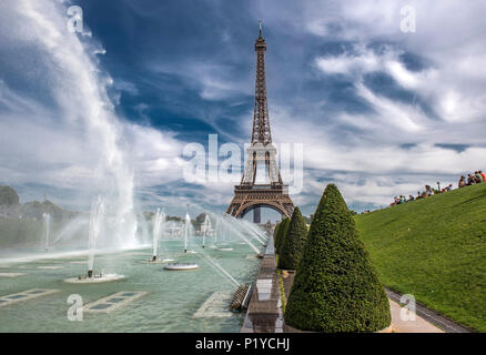 Frankreich, Ile de France, Paris, 16. Bezirk, der Eiffelturm und der Brunnen in den Trocadero Gärten Stockfoto