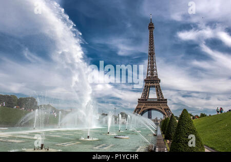 Frankreich, Ile de France, Paris, 16. Bezirk, der Eiffelturm und der Brunnen in den Trocadero Gärten Stockfoto