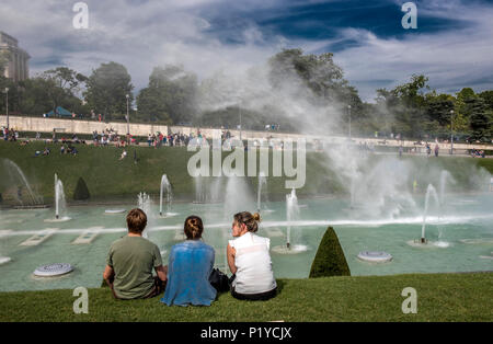 Frankreich, Ile de France, Paris, 16. Bezirk, Touristen vor dem Brunnen in den Trocadero Gärten Stockfoto