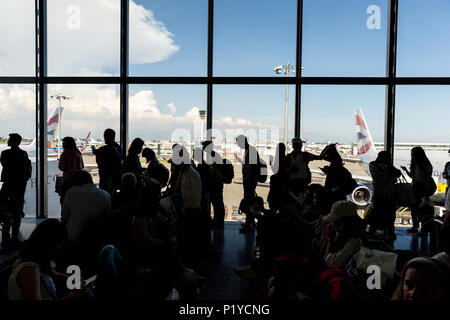 LONDON - 27. MAI 2018: die Leute von Windows mit dem Flugzeug am Flughafen London Heathrow warten Stockfoto