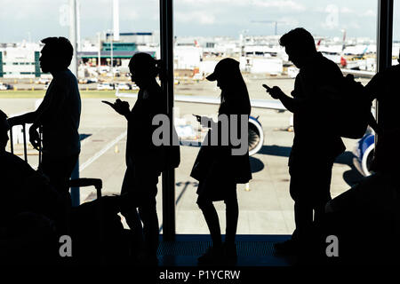 LONDON - 27. MAI 2018: die Leute von Windows mit dem Flugzeug am Flughafen London Heathrow warten Stockfoto