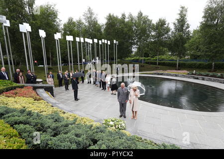 Der Prinz von Wales und die Herzogin von Cornwall legen einen Kranz am Omagh Bombe Memorial Garden als Teil ihrer Tour von Nordirland. Stockfoto