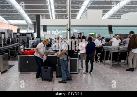 LONDON - 27. MAI 2018: Menschen bei der Sicherheitskontrolle am Flughafen London Heathrow Terminal Stockfoto