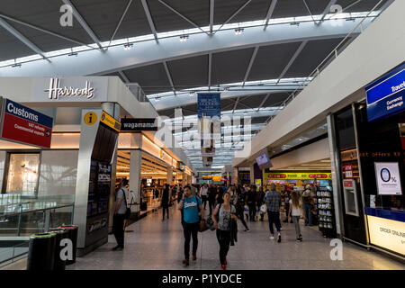 LONDON - 27. MAI 2018: Leute duty free Shopping am Flughafen London Heathrow Terminal Stockfoto