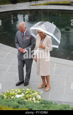 Der Prinz von Wales und die Herzogin von Cornwall legen einen Kranz am Omagh Bombe Memorial Garden als Teil ihrer Tour von Nordirland. Stockfoto