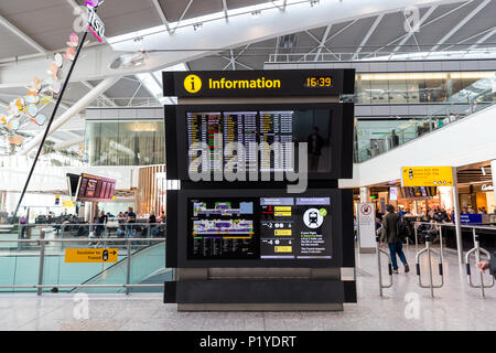 LONDON - 27. MAI 2018: Abflug Information Board am Flughafen London Heathrow Terminal Stockfoto