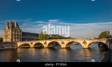 Frankreich, Ile de France, Paris, 7. Bezirk, dem Palais du Louvre und Pont Royal auf der Seine Stockfoto