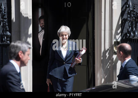 Premierminister Theresa May Blätter 10 Downing Street, London, für das House of Commons Prime Minister's Fragen zu stellen. Bild Datum: Mittwoch, Juni 13, 2018. Siehe PA Geschichte Politik PMQs. Foto: Stefan Rousseau/PA-Kabel Stockfoto
