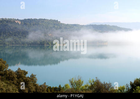 Early Misty Morgen auf der Sainte-Croix-See oder den See Sainte Croix Provence Frankreich Stockfoto