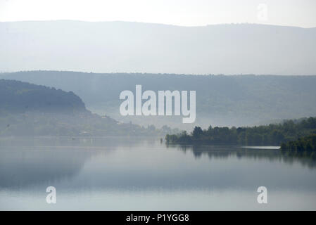 Am frühen Morgen auf dem See Sainte-Croix oder See Sainte Croix Provence Frankreich Stockfoto