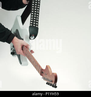 Close-up. moderne E-Gitarre in den Händen der Gitarrist. Stockfoto