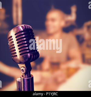 Zusammengesetztes Bild Nahaufnahme des Mikrofons Stockfoto