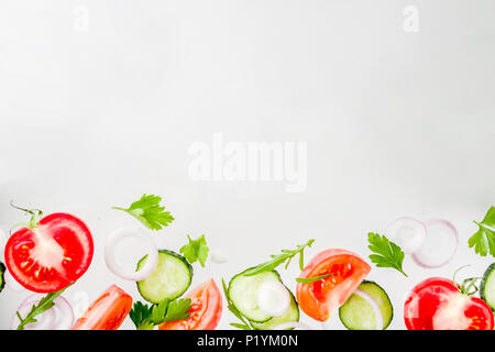 Kreative Hintergrund, Layout, Konzept von Frische, gesunde Ernährung von Salat, frisches rohes Gemüse Tomaten Petersilie Zwiebeln Gurken Grüns, einfache Muster auf Stockfoto