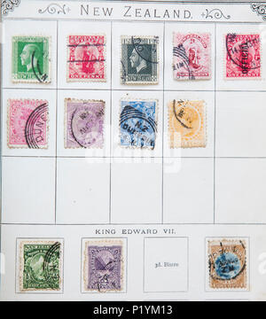 Alte Briefmarken in einen Stempel Album. Stockfoto