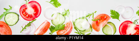 Kreative Hintergrund, Layout, Konzept von Frische, gesunde Ernährung von Salat, frisches rohes Gemüse Tomaten Petersilie Zwiebeln Gurken Grüns, einfache Muster auf Stockfoto