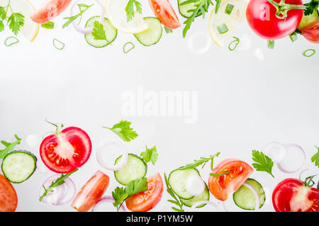 Kreative Hintergrund, Layout, Konzept von Frische, gesunde Ernährung von Salat, frisches rohes Gemüse Tomaten Petersilie Zwiebeln Gurken Grüns, einfache Muster auf Stockfoto