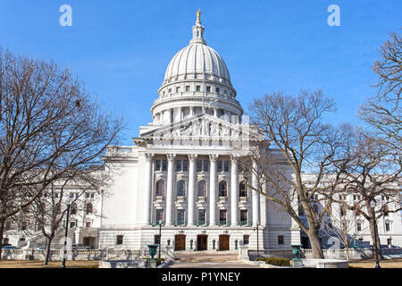 State Capitol Building in Madison, Wisconsin, USA auf einem hellen Winter Tag mit blauem Himmel Stockfoto