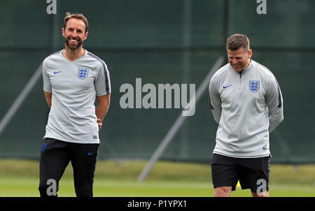 England Manager Gareth Southgate (links) Während des Trainings am Spartak Zelenogorsk Stadium, Morgedal. Stockfoto