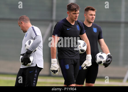 England Torhüter Nick Pope (Mitte) und Jack Butland (rechts) beim Training im Stadion Spartak Zelenogorsk, Morgedal. PRESS ASSOCIATION Foto. Bild Datum: Mittwoch, Juni 13, 2018. Siehe PA-Geschichte WM England. Photo Credit: Owen Humphreys/PA-Kabel. Einschränkungen: Nutzung unter FA Einschränkungen. Nur für den redaktionellen Gebrauch bestimmt. Kommerzielle Nutzung nur mit vorheriger schriftlicher Zustimmung der FA. Keine Bearbeitung außer zuschneiden. Stockfoto