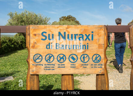 BARUMINI (Cagliari), Sardinien, Italien - 30. April 2018: Verbot Schilder am Eingang von u Der Nuraghe archäologische Stätte Nuraxi". Stockfoto