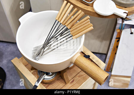 Geschirr für Fondue im Store. Stockfoto