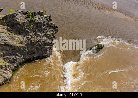 Blick auf die Rückfahrscheinwerfer fällt von der Brücke in St. John, New Brunswick, Kanada. Stockfoto