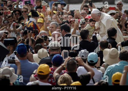 Vatikan, Vatikan. 13. Juni, 2018. Papst Franziskus führt seine Generalaudienz auf dem Petersplatz im Vatikan, Vatikan am 13. Juni 2018. Credit: Giuseppe Ciccia/Pacific Press/Alamy leben Nachrichten Stockfoto