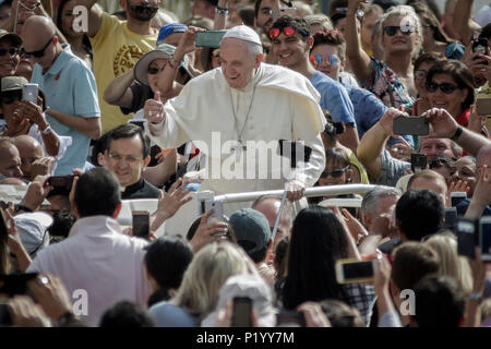 Vatikan, Vatikan. 13. Juni, 2018. Papst Franziskus führt seine Generalaudienz auf dem Petersplatz im Vatikan, Vatikan am 13. Juni 2018. Credit: Giuseppe Ciccia/Pacific Press/Alamy leben Nachrichten Stockfoto