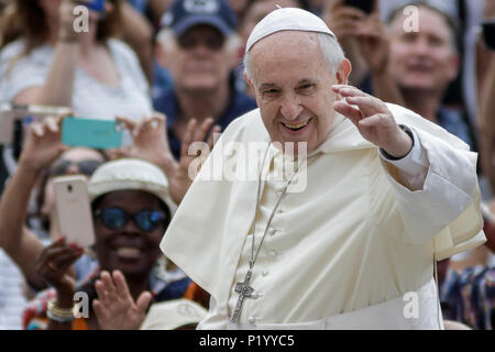 Vatikan, Vatikan. 13. Juni, 2018. Papst Franziskus führt seine Generalaudienz auf dem Petersplatz im Vatikan, Vatikan am 13. Juni 2018. Credit: Giuseppe Ciccia/Pacific Press/Alamy leben Nachrichten Stockfoto