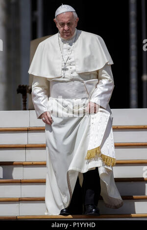 Vatikan, Vatikan. 13. Juni, 2018. Papst Franziskus führt seine Generalaudienz auf dem Petersplatz im Vatikan, Vatikan am 13. Juni 2018. Credit: Giuseppe Ciccia/Pacific Press/Alamy leben Nachrichten Stockfoto