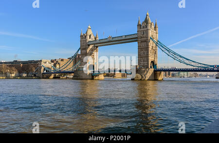 Tower Bridge gegen den Winter blauer Himmel. Der Klapp- und Hängebrücke überquert den Fluss Themse und hat einen iconic Symbol von London geworden. Stockfoto